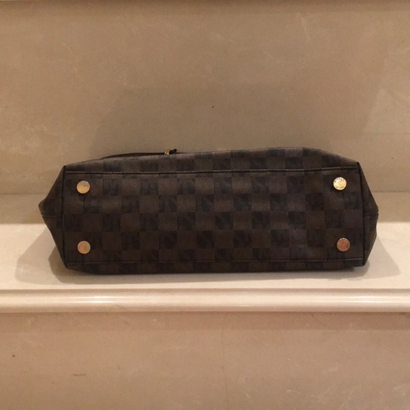 Large Michael Kors Tote - Picture 2 of 8